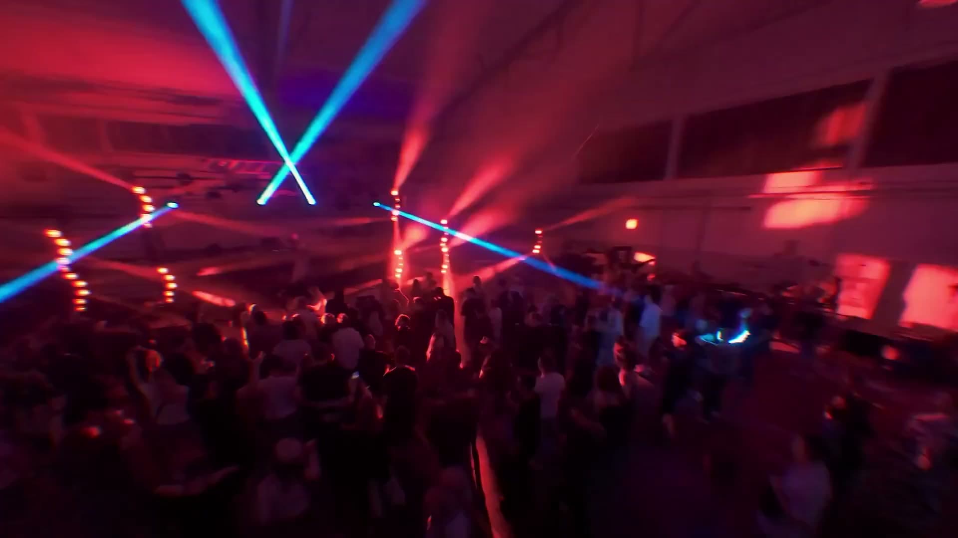 Hangar Festival — scena i publiczność w hangarze lotniczym